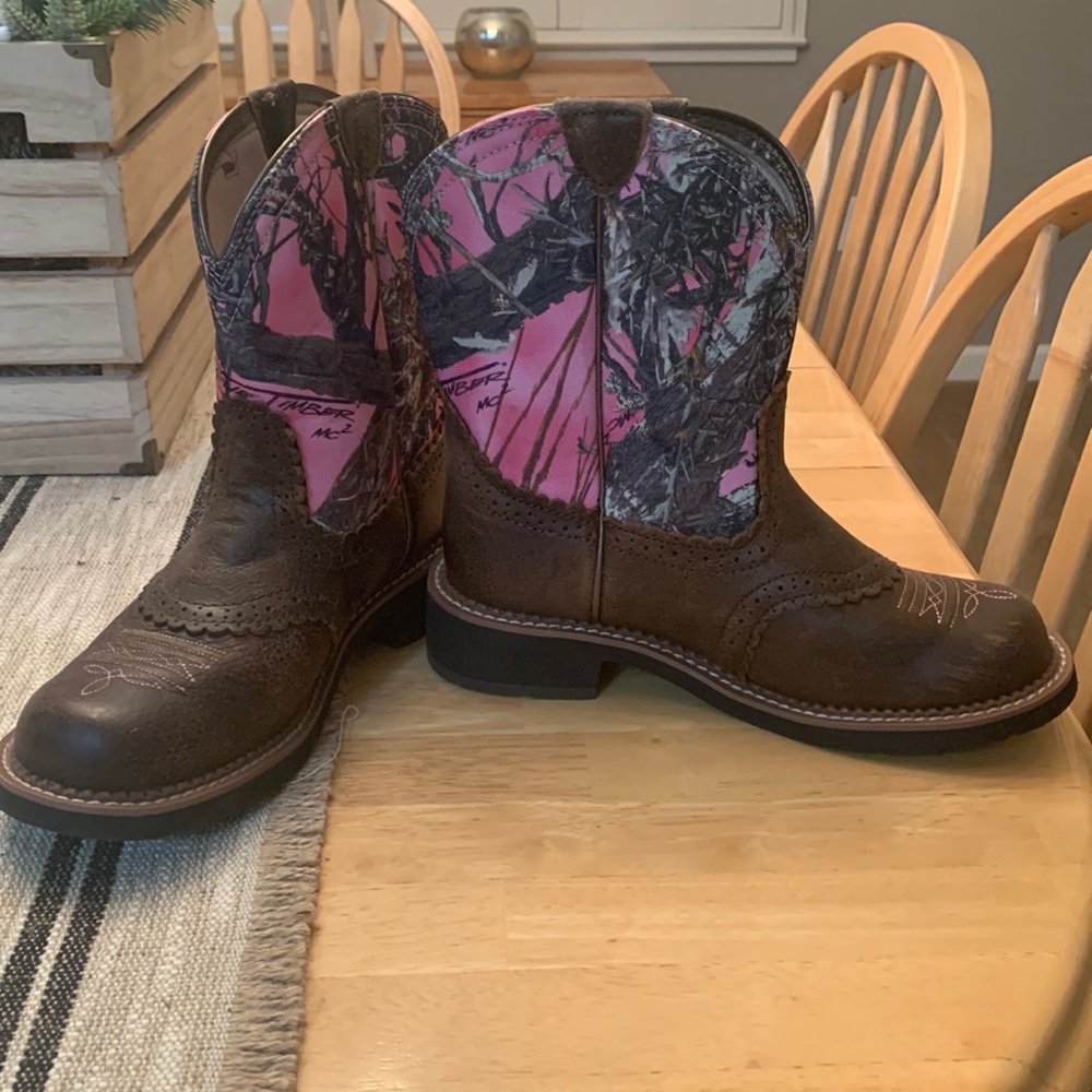 Ariat pink camo boots